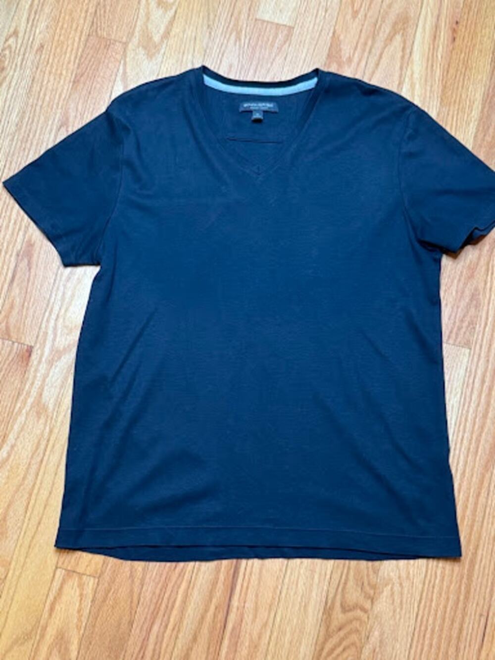 Banana Republic Luxury Touch Mens T-Shirt Black V-Neck